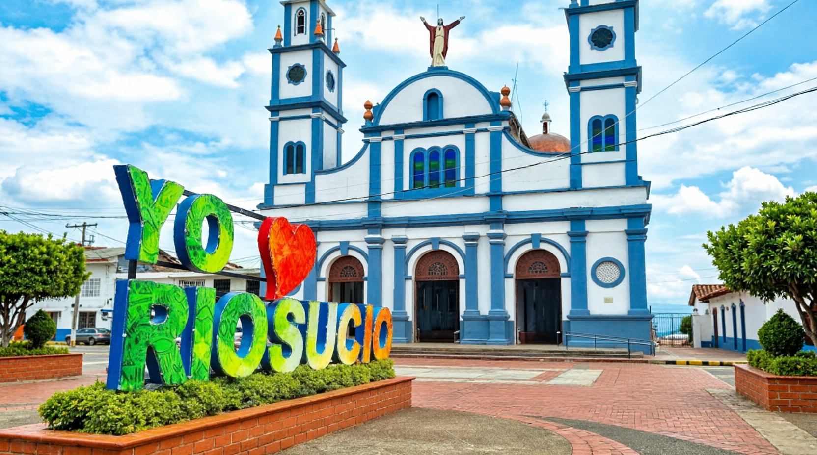 Iglesia principal de Riosucio, Caldas, Colombia, con letrero colorido 'Yo Amo Riosucio' en la plaza