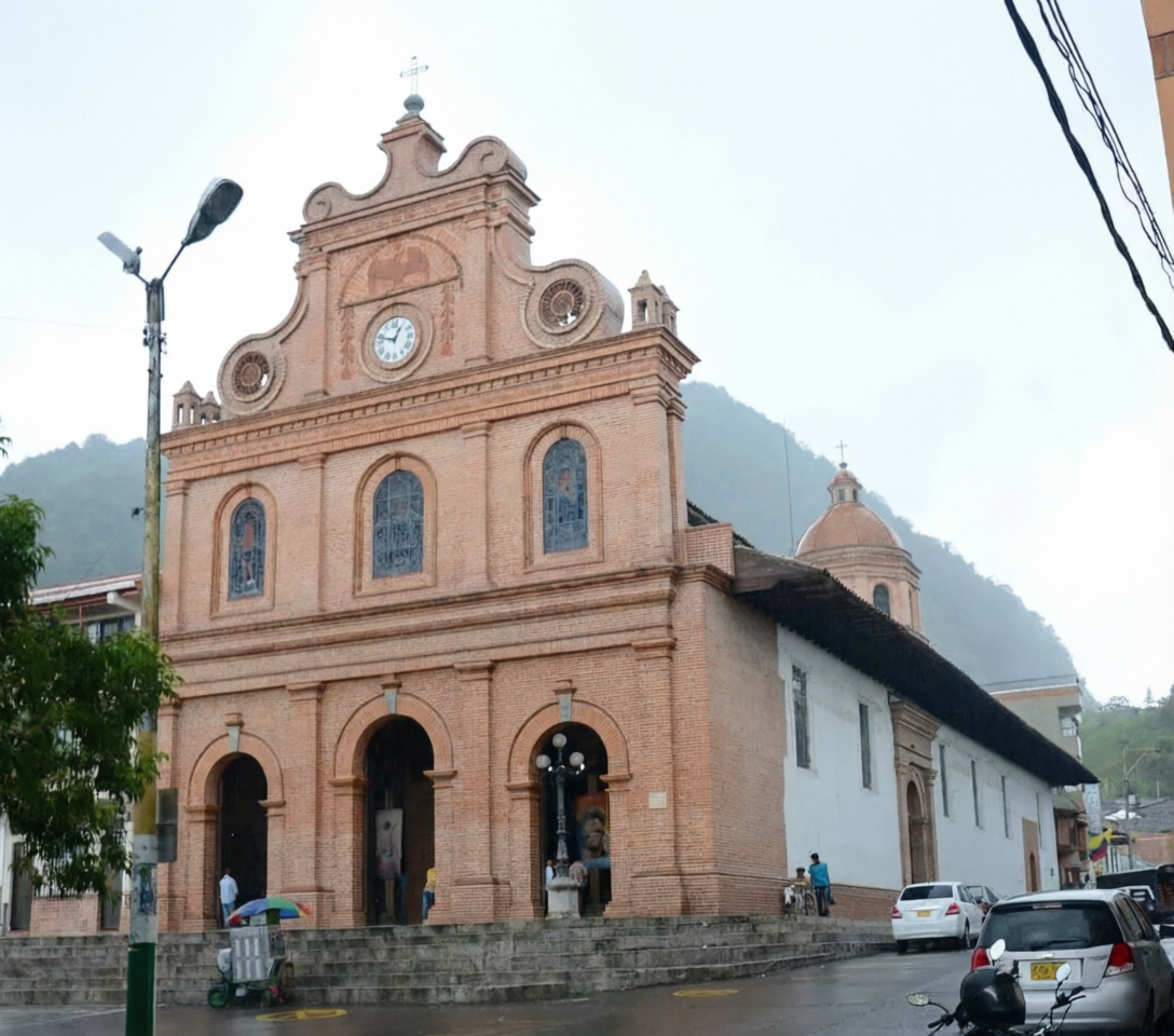 Iglesia colonial de Riosucio con torre campanario y arquitectura española del siglo XVII